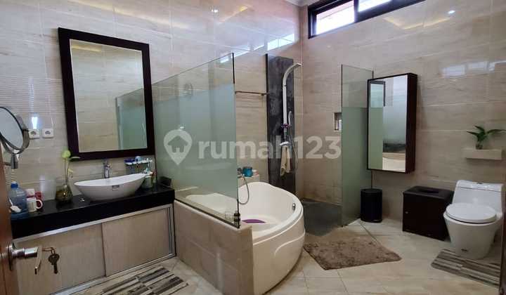 Two-Story House with City View of Bandung in Cipedes Area, Sukajadi 2