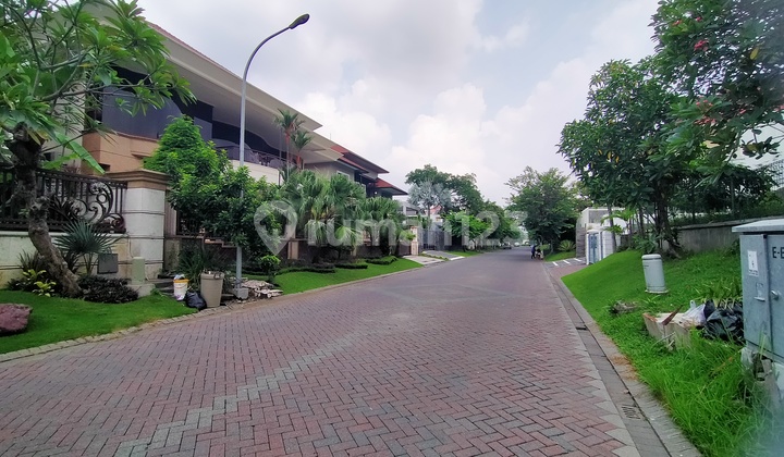 Rumah Bagus Semi Furnish Di GRAHA FAMILI Surabaya, ROW Jalan Lebar 3 Mobil, Dekat Pakuwon Mall 2
