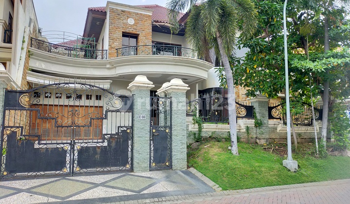 Rumah Bagus Semi Furnish Di GRAHA FAMILI Surabaya, ROW Jalan Lebar 3 Mobil, Dekat Pakuwon Mall 1