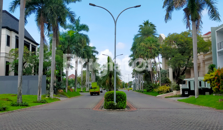 RUMAH MEWAH DI VILA BUKIT REGENSI PAKUWON INDAH SURABAYA, FULLY FURNISHED, ADA KOLAM RENANG, BIASA DISEWA OLEH ORANG ASING, DEKAT CLUBHOUSE & PAKUWON MALL 2