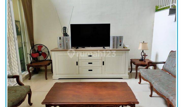 ruang keluarga rumah 2 lantai siap huni