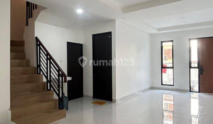 Rumah 3 Lantai Bangunan New Metland Puri 1