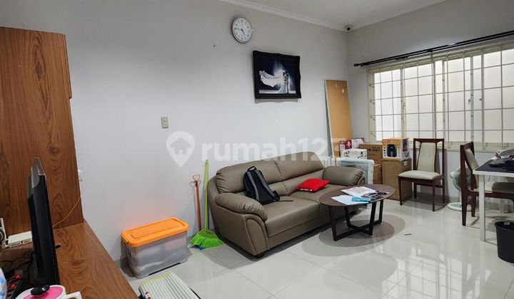 Rumah cantik 2 Lantai Taman semanan Indah