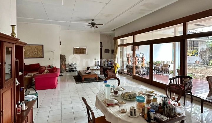 Rumah Bagus Halaman Luas di Area Komersial Kemang, LT 985 LB 380 2