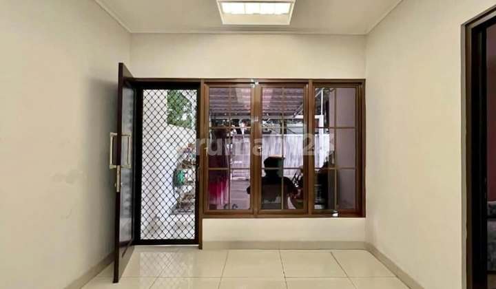 Rumah Strategis untuk Usaha di Area Senopati - Kebayoran Baru, LT 251 LB 192 2