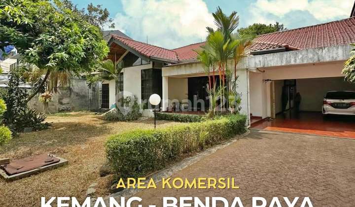 Rumah Bagus Halaman Luas di Area Komersial Kemang, LT 985 LB 380