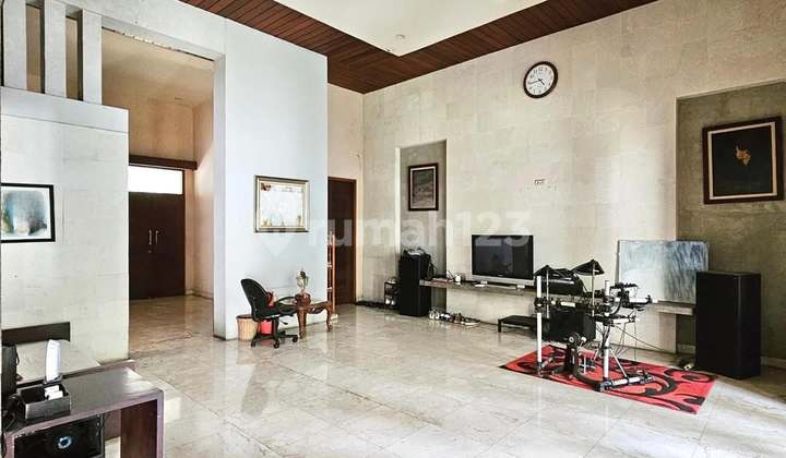 Luxury Ready-to-Occupy House in Prime Area Kebayoran Baru, Land Size 1451, Building Size 800 2