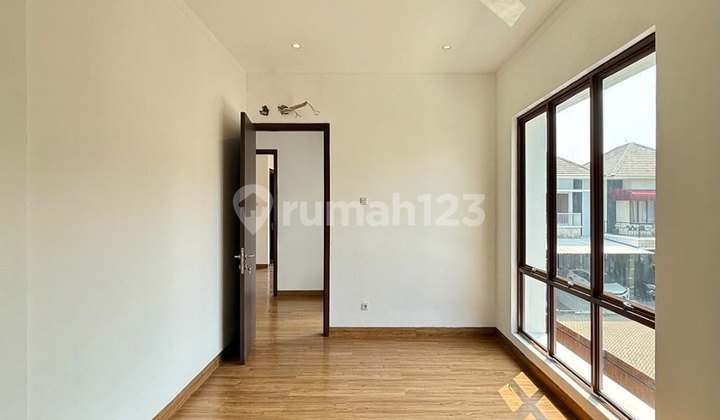 Rumah Hook di Cluster Discovery Bintaro Sektor 9, LT 206 LB 340 2