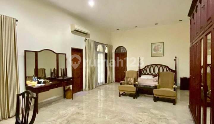 Rumah Siap Huni Dalam Komplek di Mega Kuningan, LT 865 LB 384