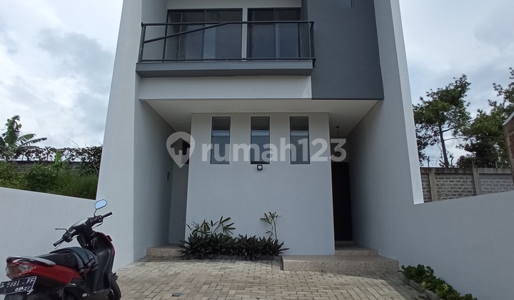 Rumah Baru Minimalis Cakep di Setiabudi Regency SHM