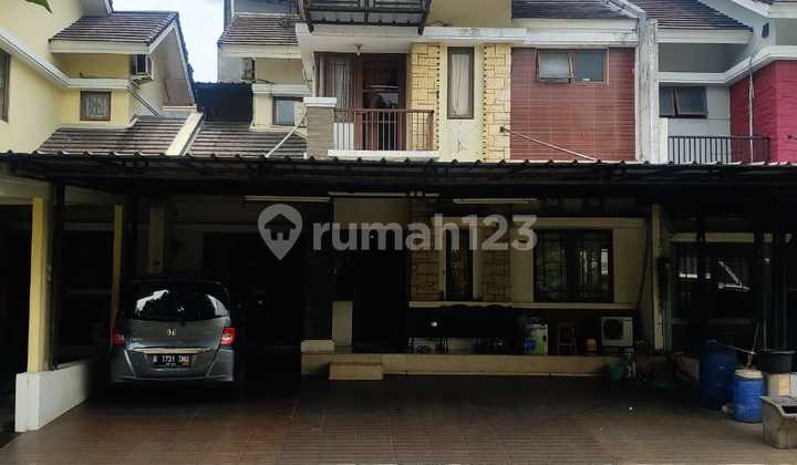 Rumah 2 lantai depan taman Sudah Renovasi