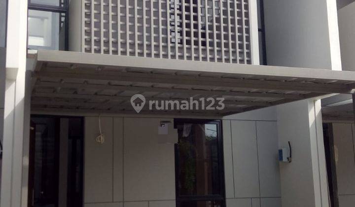 Rumah cantik  siap huni furnished di Grand Wisata 1