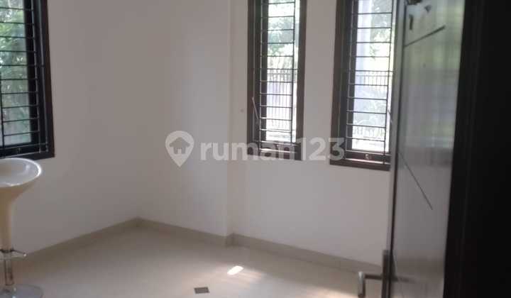 Dijual Rumah Hook Tanah Besar 260m² Siap Pakai & Baru Renovasi  2