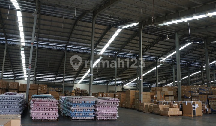 DISEWAKAN GUDANG LOADING DOCK & MODERN!! Lokasi Sangat Dekat Pintu Tol, Stand Alone, Atap Gudang Tinggi