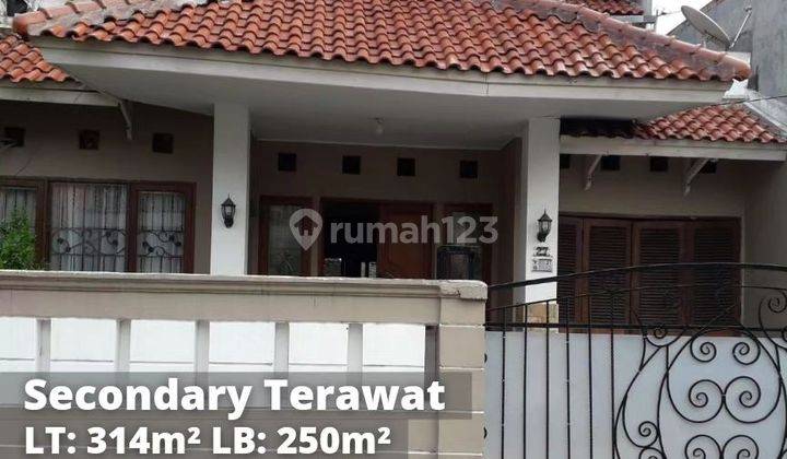 Rumah Mewah Secondary Terawat Ada Taman Luas Di Belakang Di Kelapa Dua, Kebon Jeruk 1