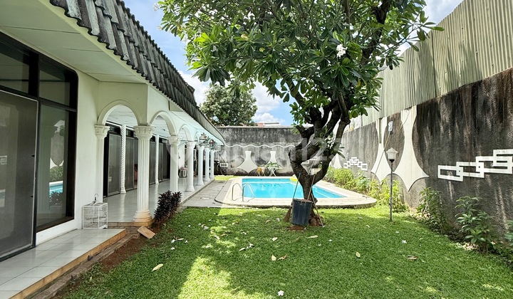 Old house well maintain 5 BR with big garden & Pool AJH04187