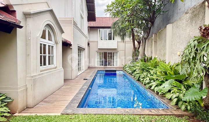Luxury House With 5 BR In A Quiet Compound Of Kemang Ajh04215