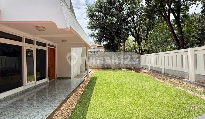 Old residential or office house with garden and pool AJH04189 2