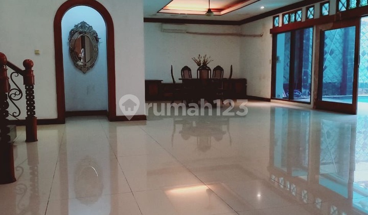 Rumah Klasik dgn kolam renang di kebayoran baru corio