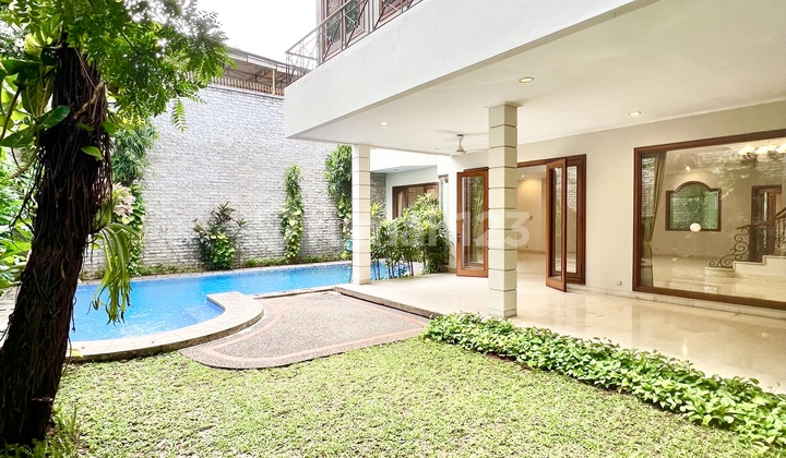 Rumah Klasik Mandiri 5 Kamar Tidur Dengan Kolam Renang Ajh06052 2