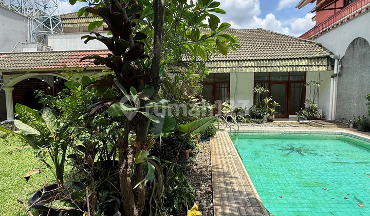Old hous 4 BR with huge garden and Private Pool AJH04185