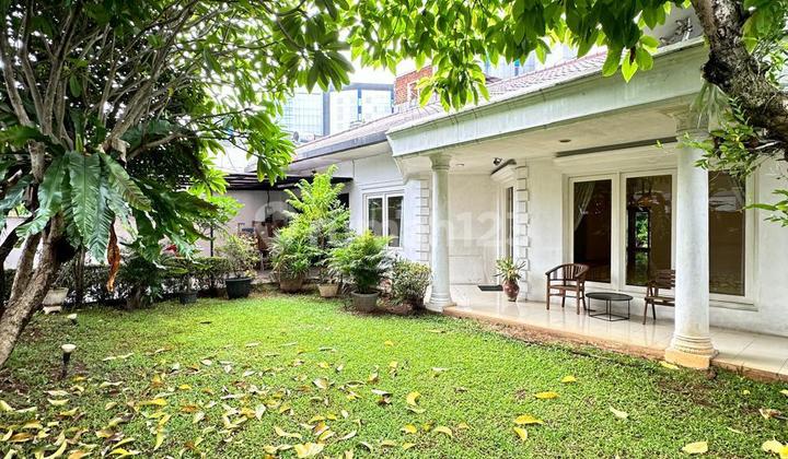 Rumah Nyaman di Kemang dengan kolam renang Codyn