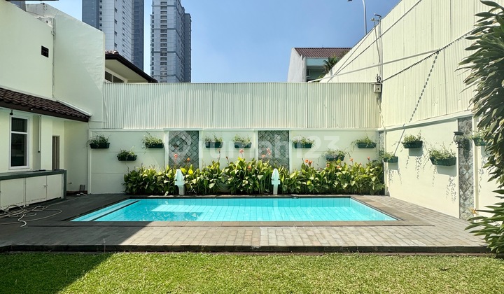 Rumah Cerah 5 Kamar Tidur dengan Kolam Renang & Taman di Kompleks Pondok Indah AJH06278 Rumah Cerah 5 Kamar Tidur dengan Kolam Renang & Taman di Kompleks Pondok Indah AJH06278