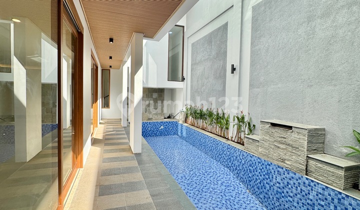 Rumah Baru 3 Lantai dengan taman dan Kolam Renang AJH06215