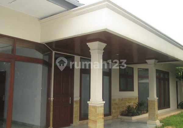 Rumah Klasik dengan kolam renang dan taman di cipete area corio Rumah Klasik dengan kolam renang dan taman di cipete area corio