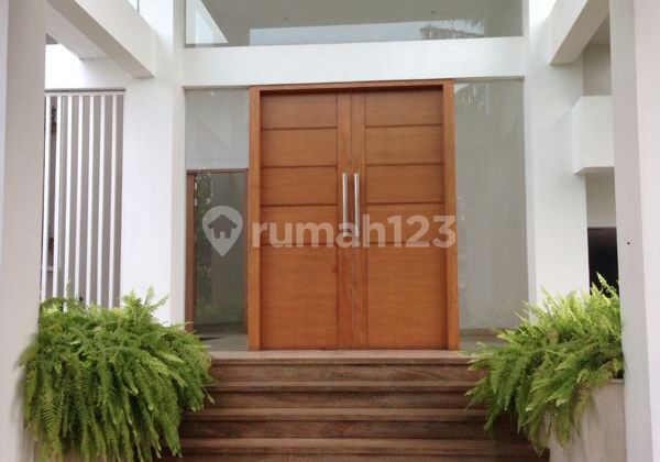 Rumah Modern 4 Kamar dengan Kolam Renang di Cilandak Ajh02168 1