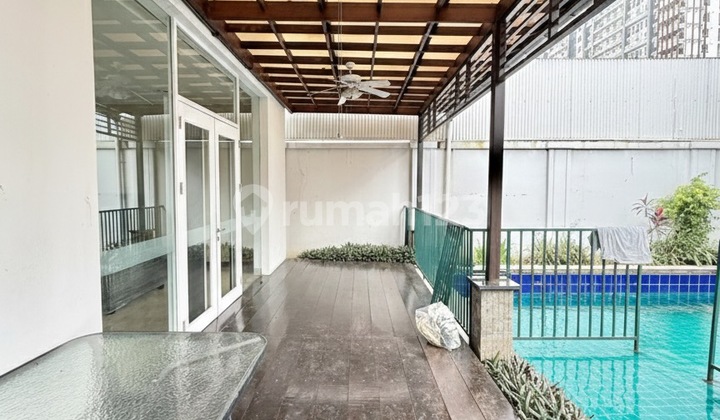 Green House In A Townhouse Behind Citos Mal In Cilandak Ajh02117