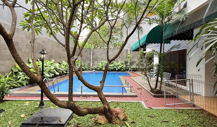 Rumah Klasik Megah dengan Halaman Luas dan Renang Ajh02158