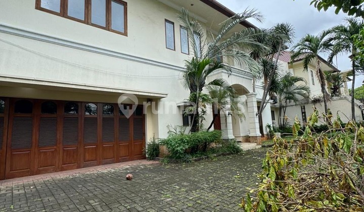 Homy house in Kemang with a swimming pool and spacious garden corio 2