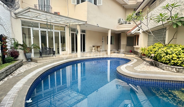 Rumah klasik 5 kamar tidur dengan kolam renang pribadi di Pondok Indah AJH06199