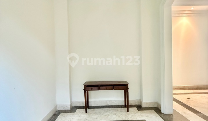 Rumah Klasik Terang 5 Kamar Tidur dengan Kolam Renang Pribadi di Kemang AJH04194 2