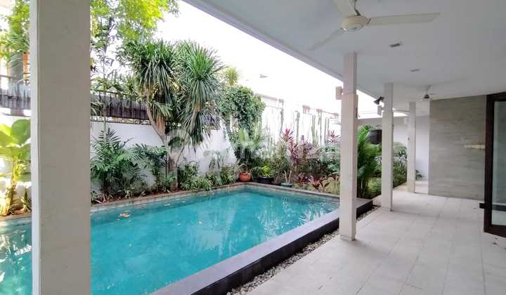 Minimalist 2-story house with a swimming pool AJH04150 2