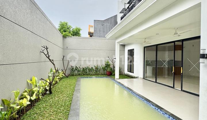 Brand New !!! Rumah Minimalist Dilengkapi Kolam Renang Ajh02124