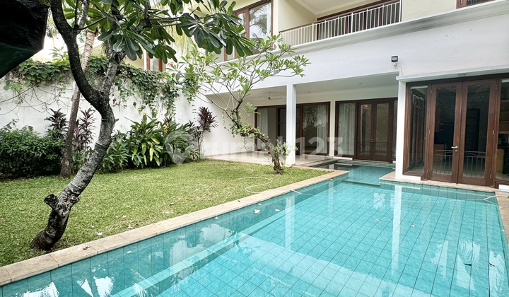 Rumah Minimalis 4 Kamar Tidur dengan Kolam Renang di Kompleks Kemang AJH04126 2