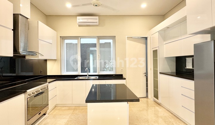 Rumah Cerah 4 Kamar Tidur di Komplek Kemang AJH04130 2