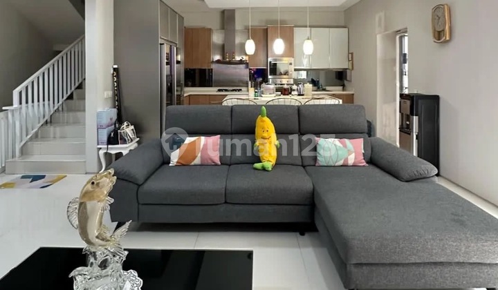 Rumah minimalis modern 4 lantai dengan Lift di pondok indah corio Rumah minimalis modern 4 lantai dengan Lift di pondok indah corio