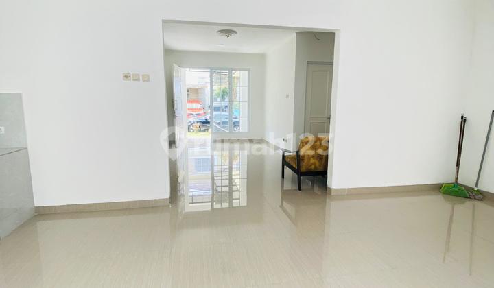 Residence Near Highway Access and Schools in Tourist City 2