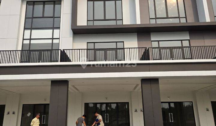 Ruko 3 Lantai Boulevard  Ada Balkon Dan Teras  1