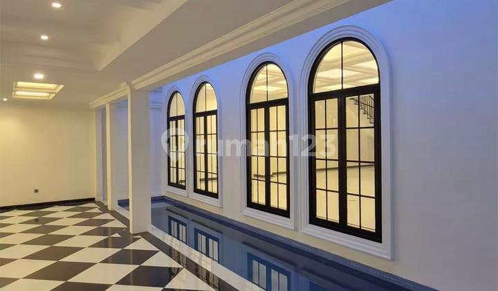 Rumah American Classic Cluster Elite Graha Family Surabaya Barat