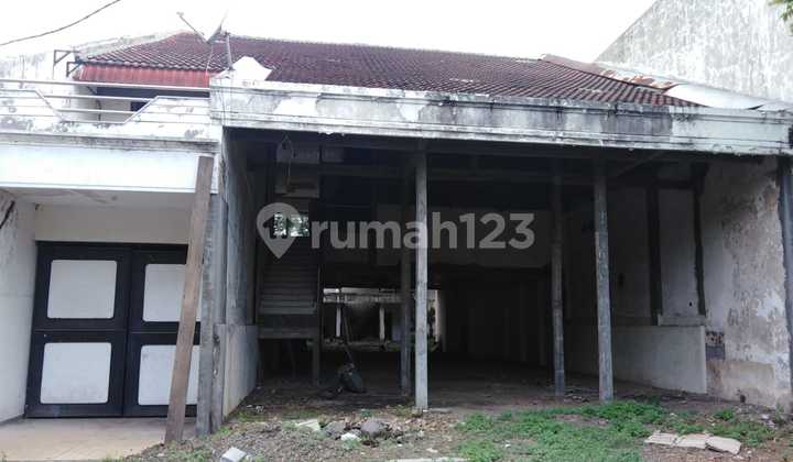 Commercial House for Rent in Central Surabaya Requires Renovation, Full, Long Term