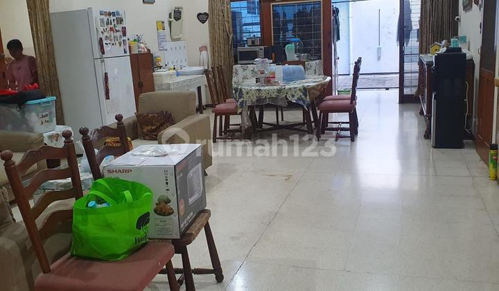 Ready-to-occupy Ddharmahusada Indah House, old design, affordable. 2