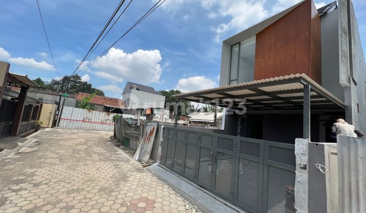Rumah 2 Lantai di Jl Kodau Jatiwarna SHM