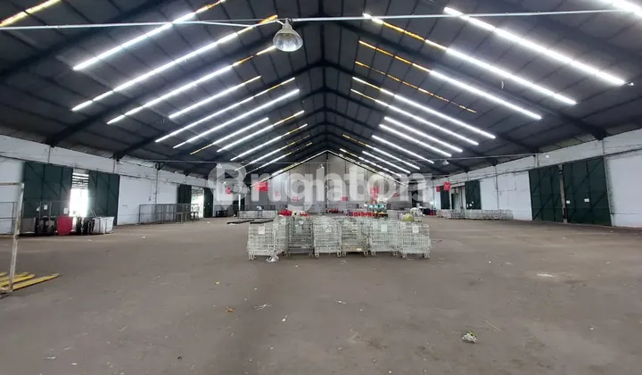 Warehouse with Wide Container Access Near Malang City Toll Gate