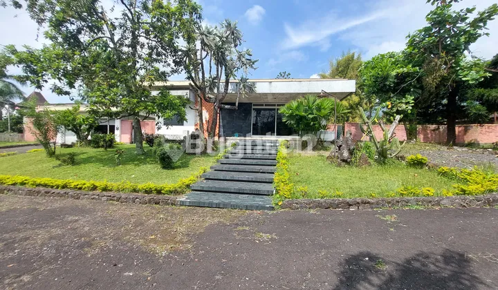 Rumah Luas Pojok Poros Kota Batu 