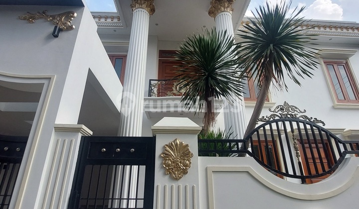 Dijual rumah mewah 2,5 lantai siap huni ada Kolam Renang  di Puspita Loka BSD