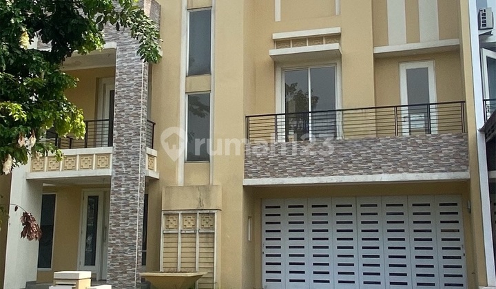 Dijual rumah 3 lantai Lokasi depan cluster Onyx di Alam Sutera